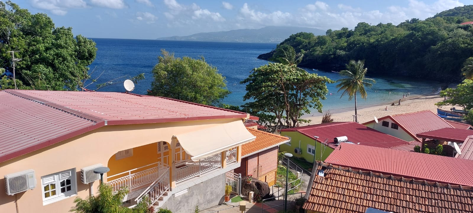Vue du logement et de la plage de l'Anse Dufour